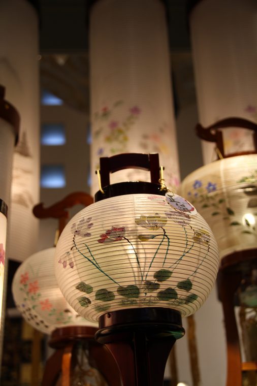 草花が描かれた盆提灯（八女提灯）