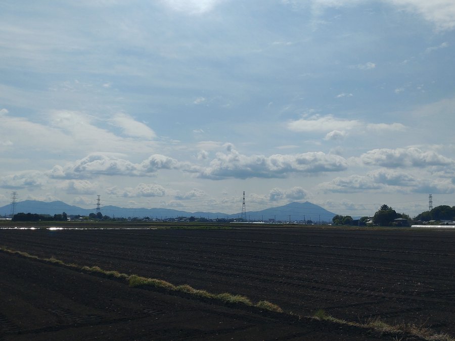 田畑の向こうに望む筑波山